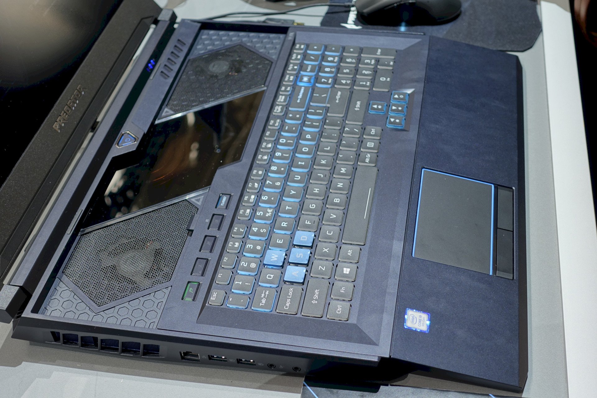 Image 2 : Portable Predator Helios 700 : touches semi-mécaniques et clavier coulissant !
