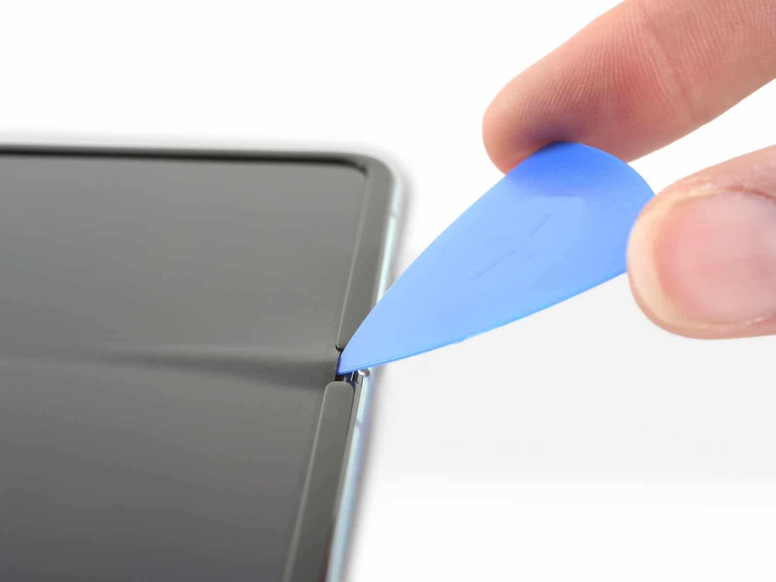 Image 1 : Démontage du smartphone Samsung Galaxy Fold : pas mal de défauts...