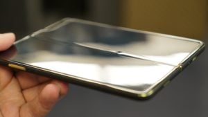 Image 4 : Démontage du smartphone Samsung Galaxy Fold : pas mal de défauts...