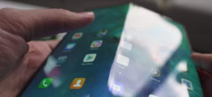 Image 1 : Le smartphone pliable Huawei Mate X souffre aussi d'une marque à l'écran !
