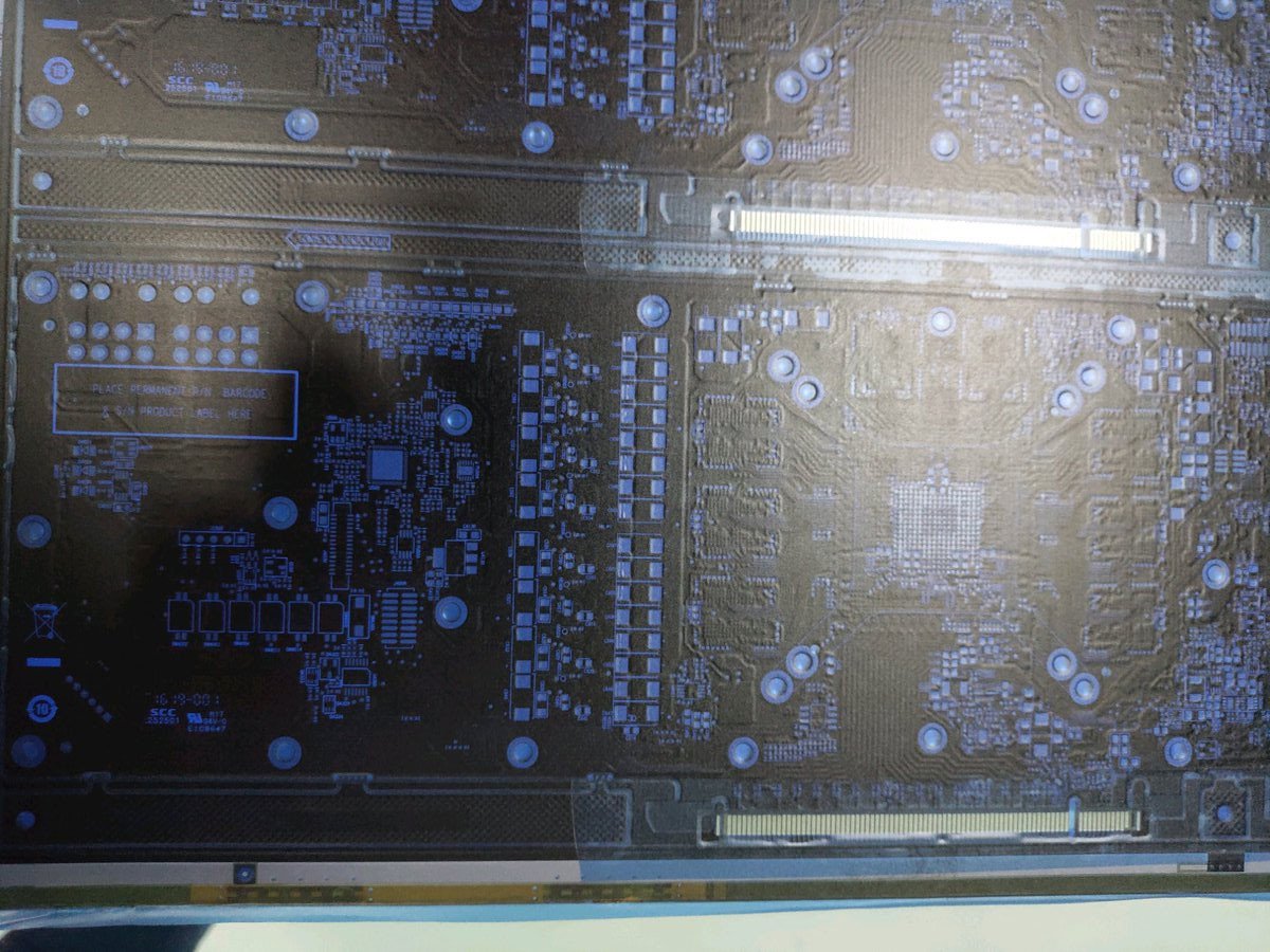 Image 2 : Premières images supposées d'un PCB de carte AMD Navi, et quelques hypothèses...