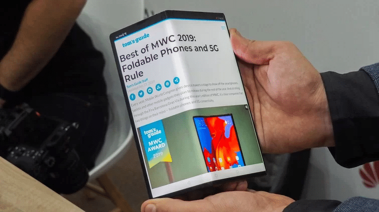 Image 2 : Le smartphone pliable Huawei Mate X souffre aussi d'une marque à l'écran !