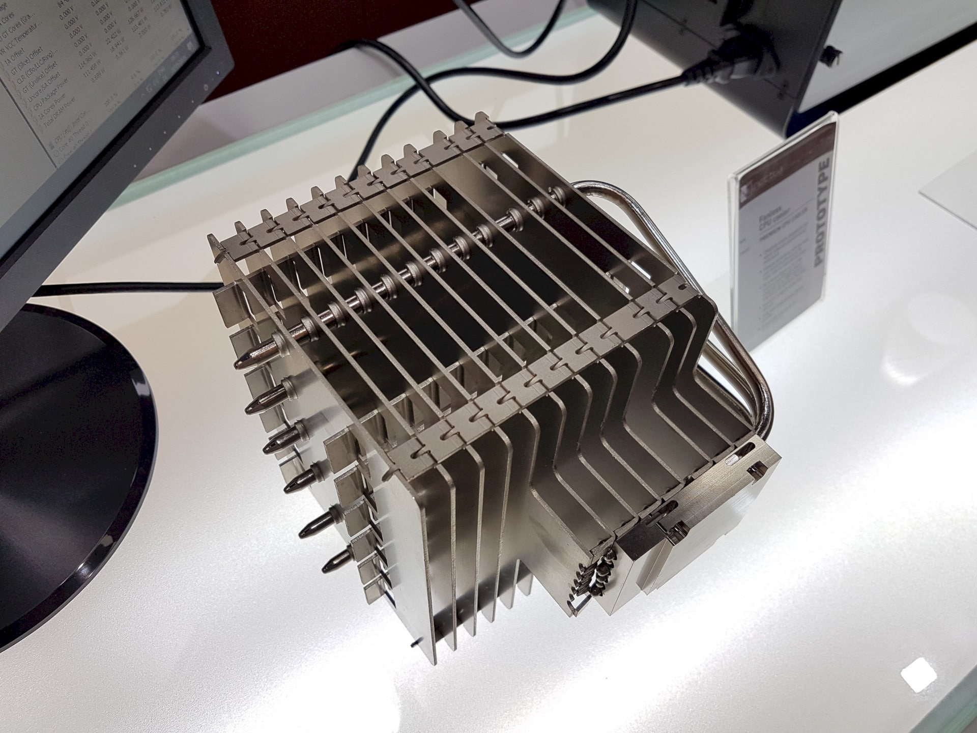 Image 2 : Computex : Noctua s'attaque au refroidissement passif avec un radiateur CPU géant !
