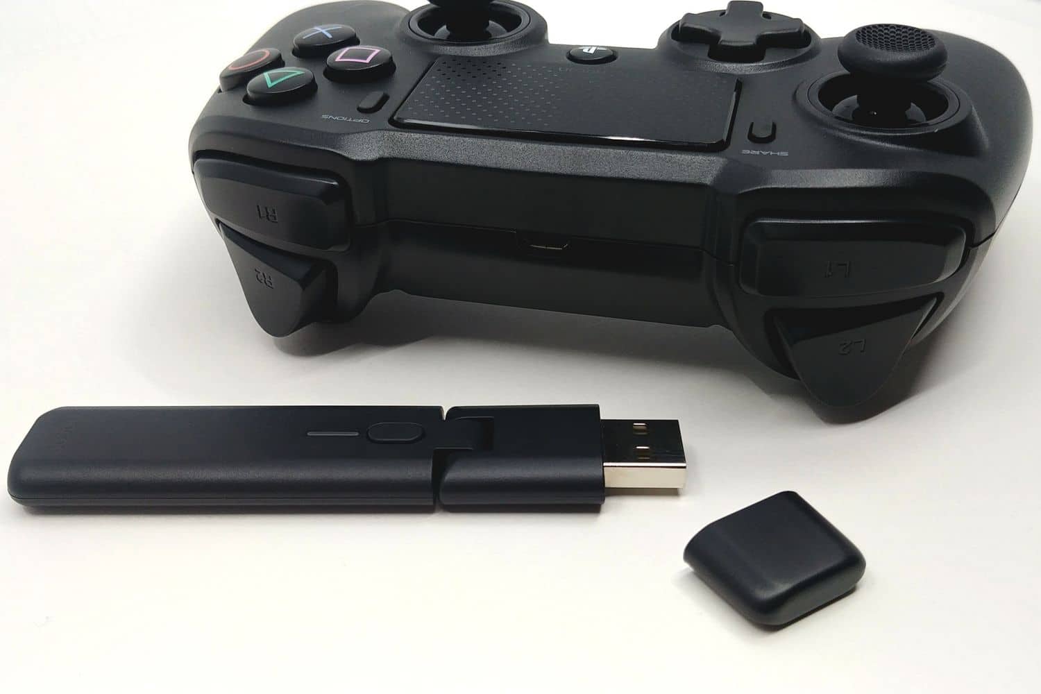 Image 2 : Mini Test : Nacon Asymmetric Wireless Controller, le design Xbox sur PS4