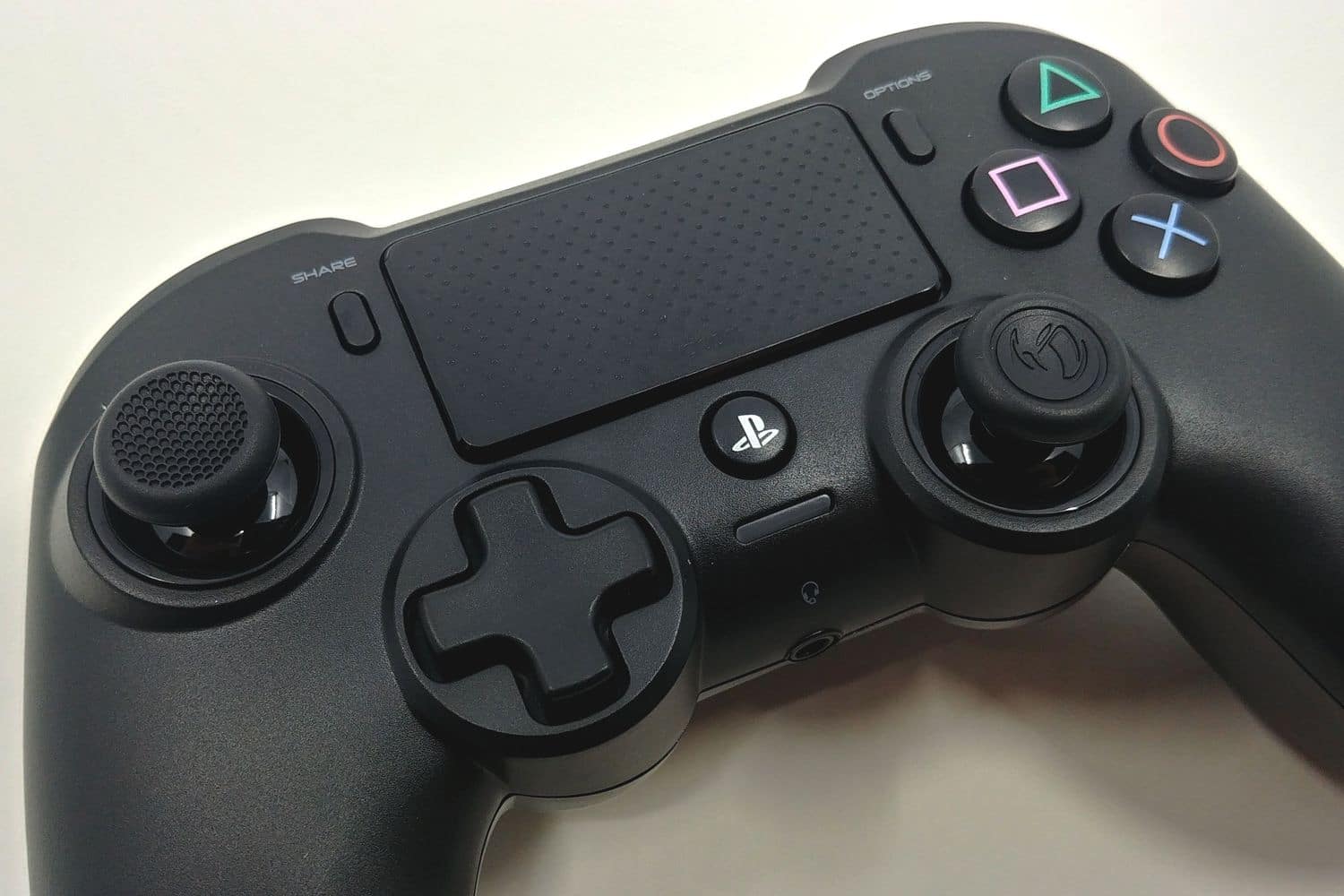 Image 3 : Mini Test : Nacon Asymmetric Wireless Controller, le design Xbox sur PS4