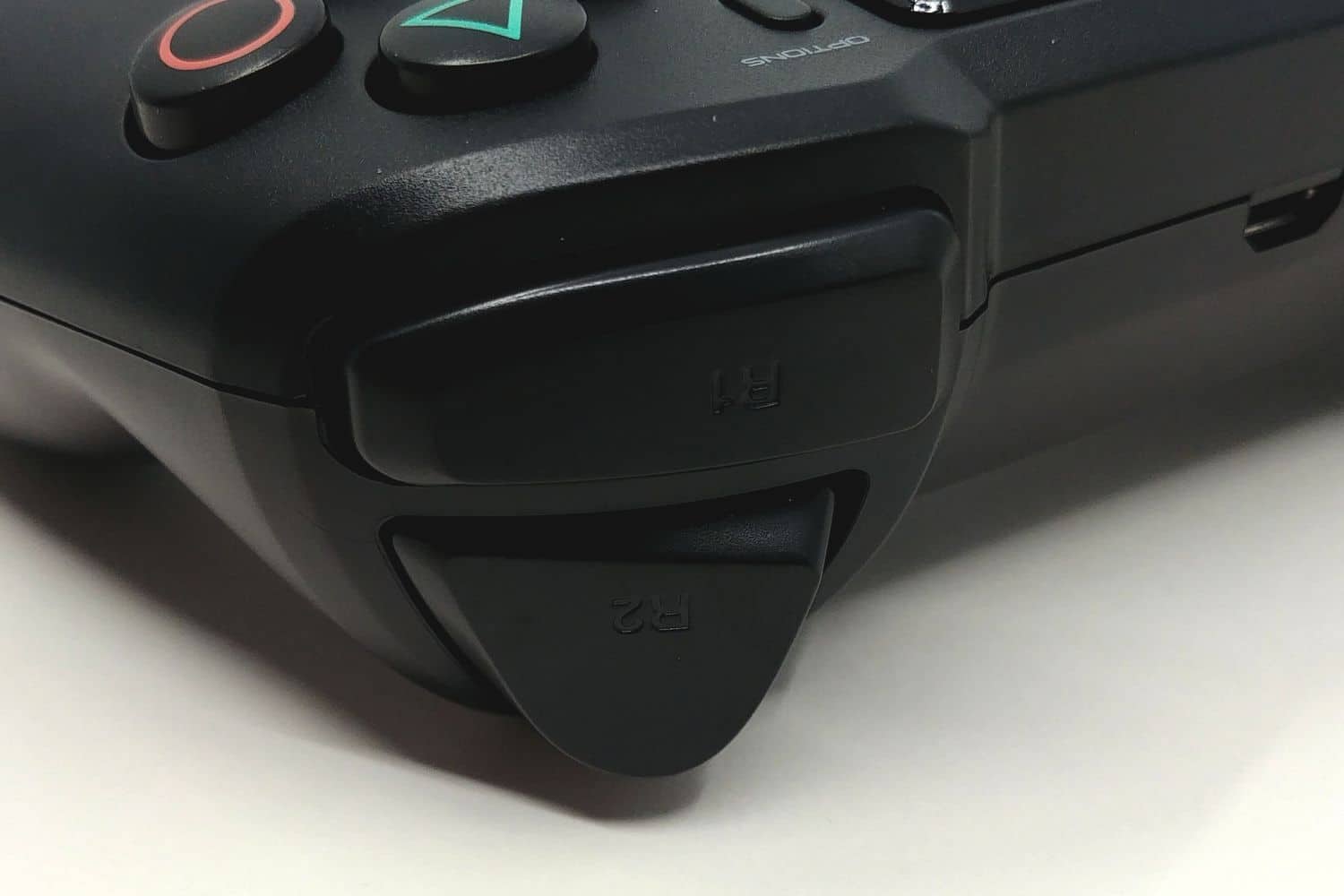 Image 7 : Mini Test : Nacon Asymmetric Wireless Controller, le design Xbox sur PS4