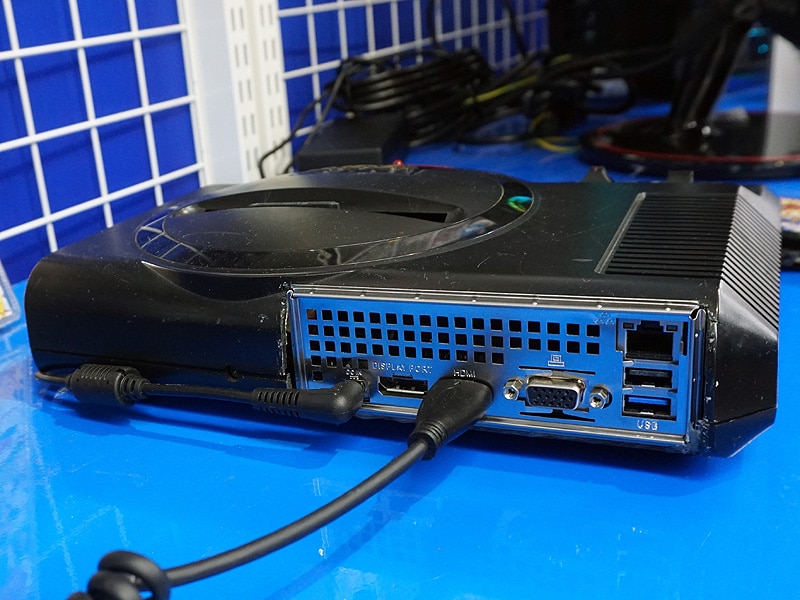 Image 3 : Il incruste un vrai PC AMD Ryzen dans une console Mega Drive !