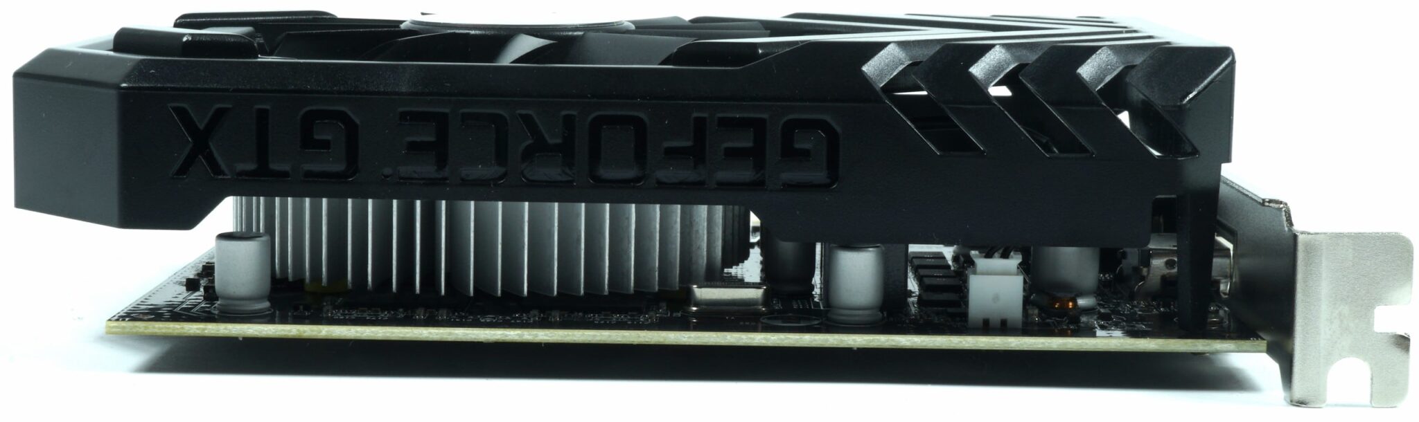 Image 4 : Test : PNY GeForce GTX 1650 XLR8 OC, un max d'efficacité sans connecteur d'alim PCIe