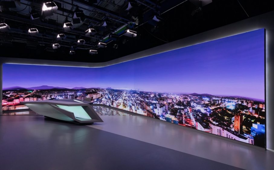 Image 1 : Terminé les fonds verts ! Samsung installe un énorme écran dans un studio télé