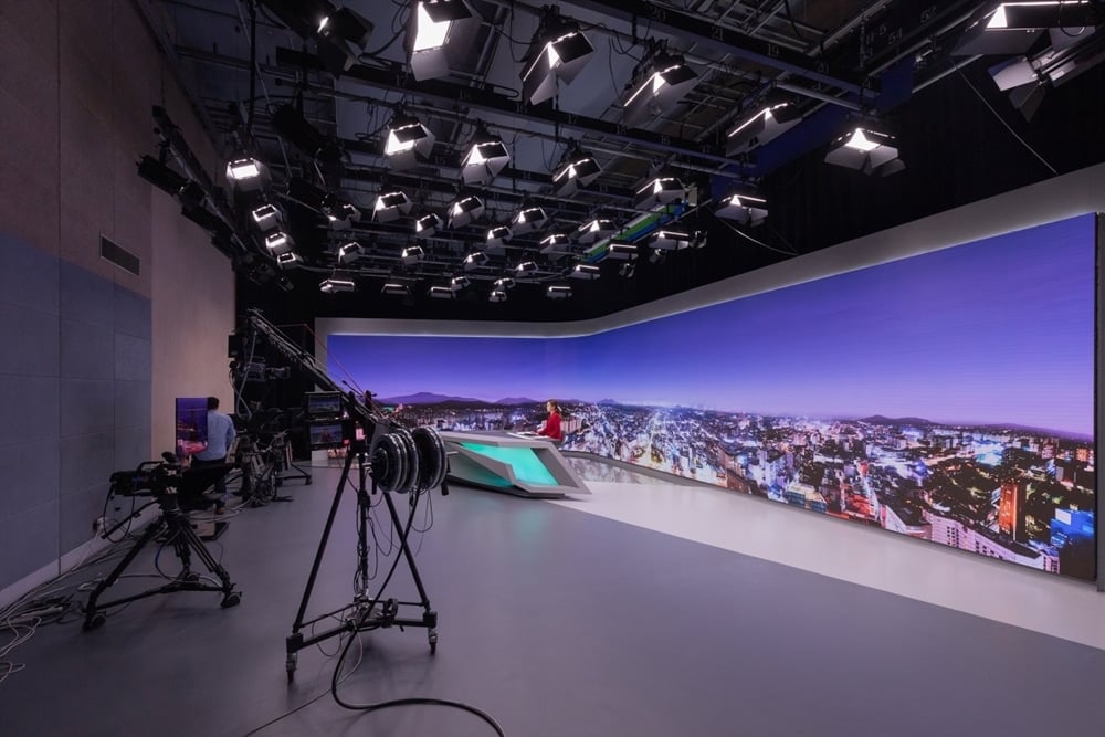 Image 2 : Terminé les fonds verts ! Samsung installe un énorme écran dans un studio télé