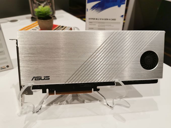 Image 1 : Asus dévoile une carte en PCIe 4.0 x16 pouvant accueillir quatre SSD M.2