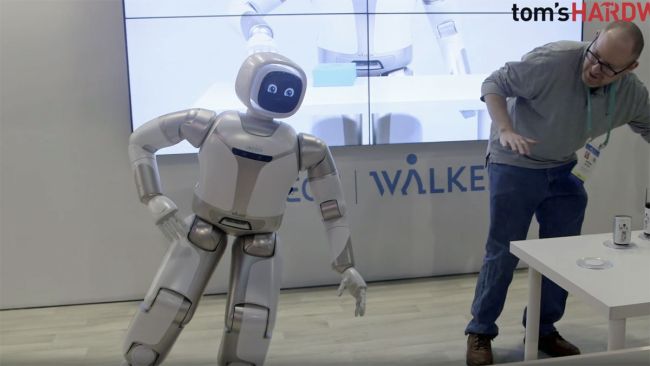 Image 1 : Vidéo : le robot Walker d’UBTech peut maintenant servir à boire et faire du yoga !