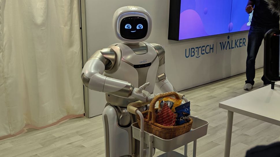 Image 2 : Vidéo : le robot Walker d’UBTech peut maintenant servir à boire et faire du yoga !