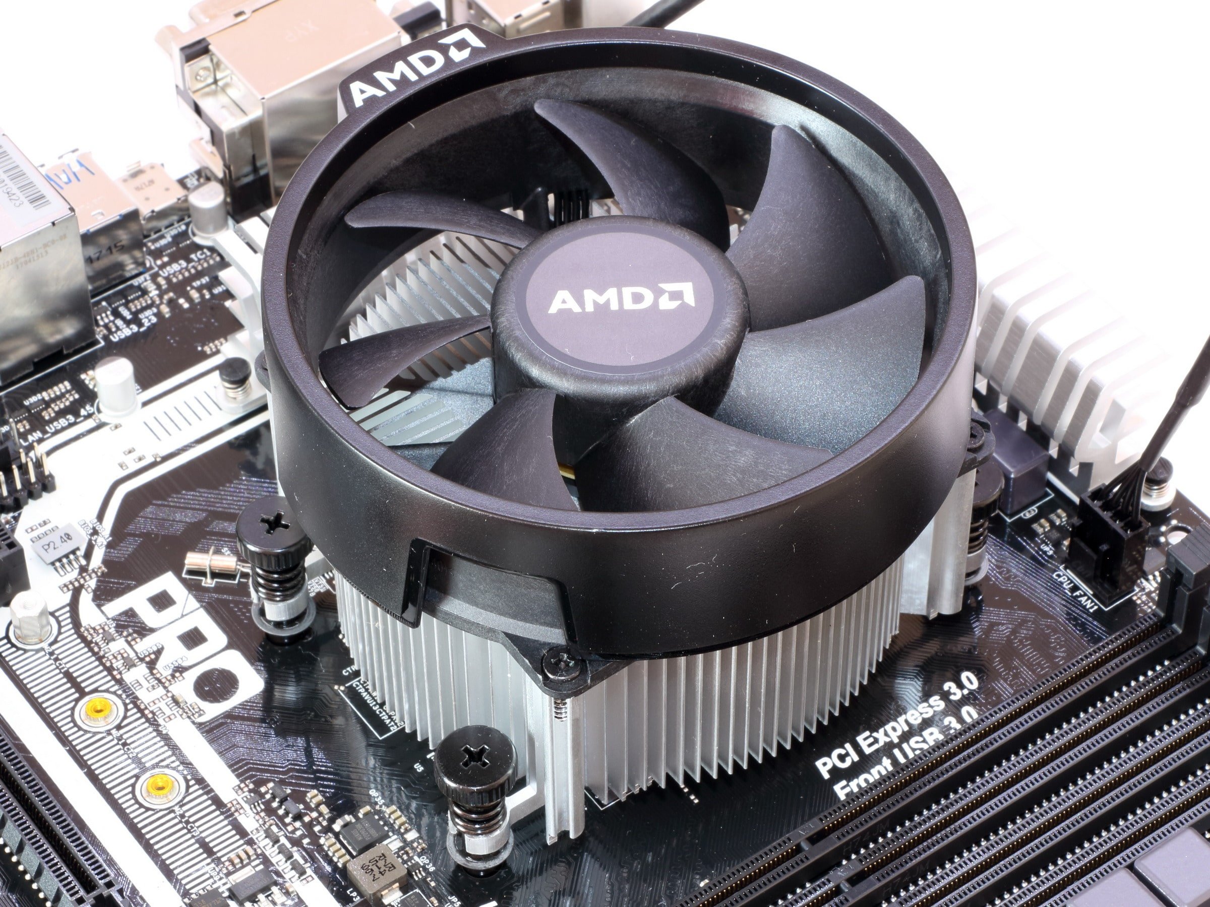 AMD livrerait ses Ryzen 9 3900XT et Ryzen 7 3800XT sans ventirad