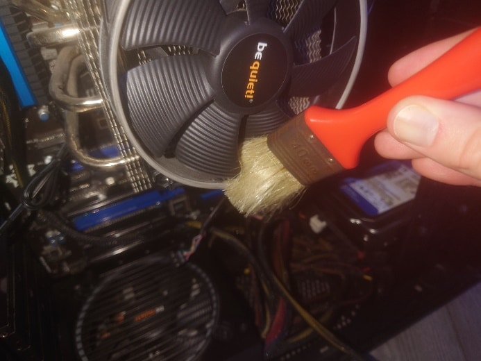 Refroidisseur CPU PC Avec Pâte Thermique. Une Main Portant Un Gant