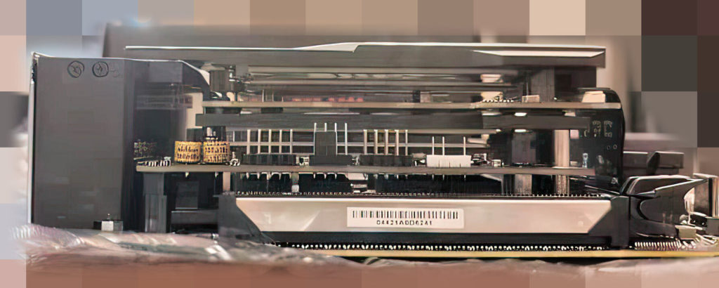 Image 4 : Deux cartes mères Z690 de Gigabyte et une d'Asus au format mini-ITX photographiées
