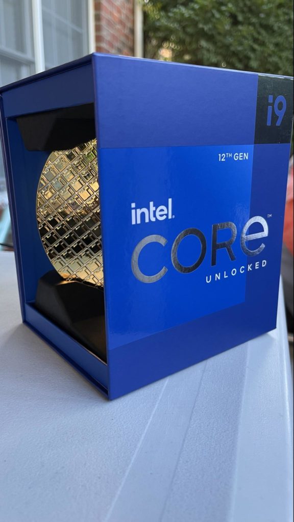 Image 1 : Le Core i9-12900K au niveau du Ryzen 9 5950X en multicœurs sur Cinebench R20...