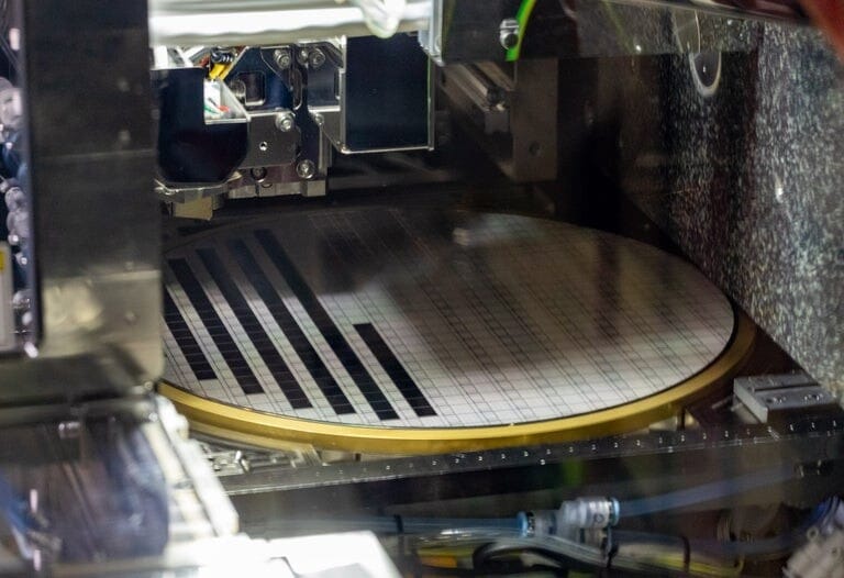 Image 2 : Intel présente des puces de test Meteor Lake fabriquées dans sa Fab 42