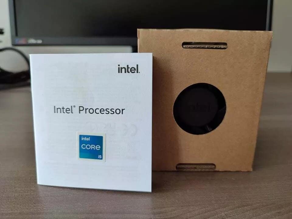 Image 4: The Intel Core i5-12400F comes with a new cooler