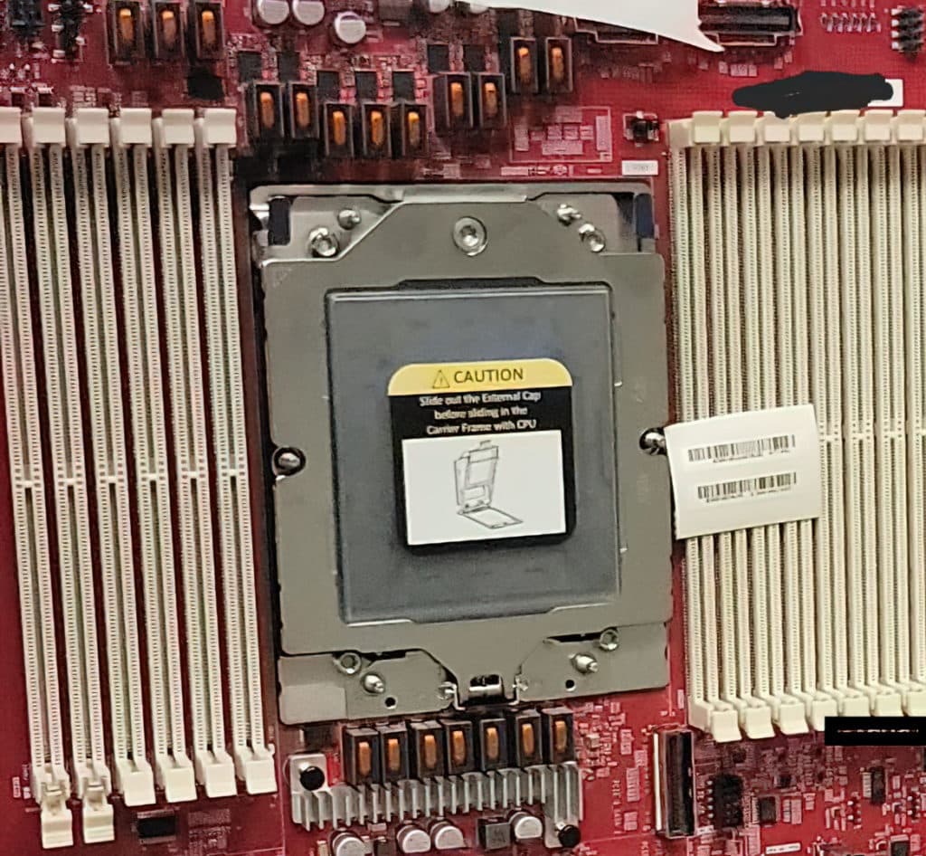 Image 1 : Un premier cliché du socket SP5 des processeurs EPYC 7004 'Genoa'