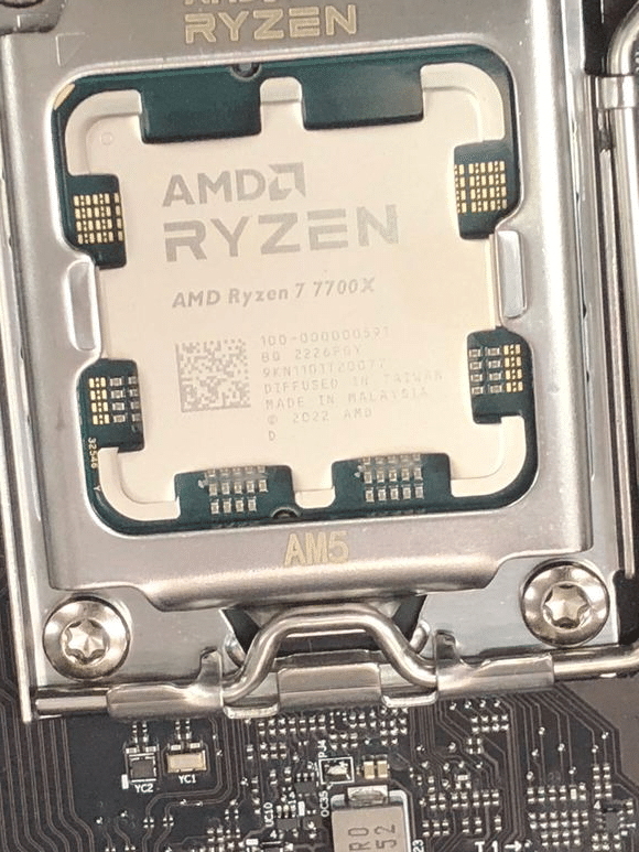 Image 1 : Le Ryzen 7 7700X se laisse prendre en photo dans son socket AM5