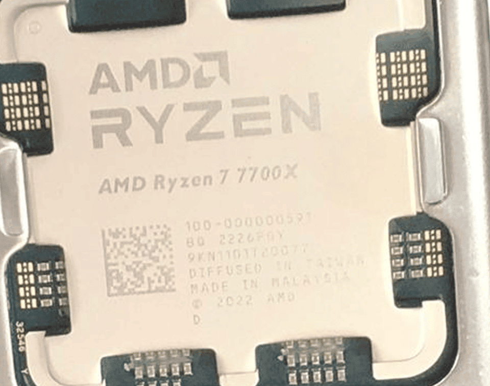Image 2 : Le Ryzen 7 7700X se laisse prendre en photo dans son socket AM5