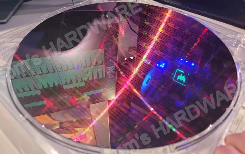 Image 1 : Intel a 'accidentellement' exposé un wafer de processeurs Raptor Lake à 34 cœurs