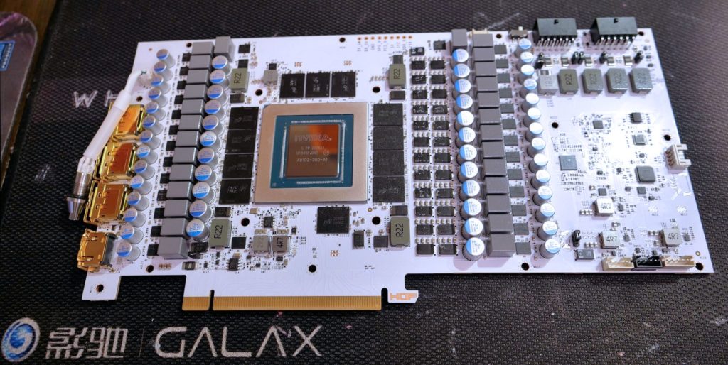 Image 1 : La Galax RTX 4090 HOF requiert deux connecteurs 12VHPWR 
