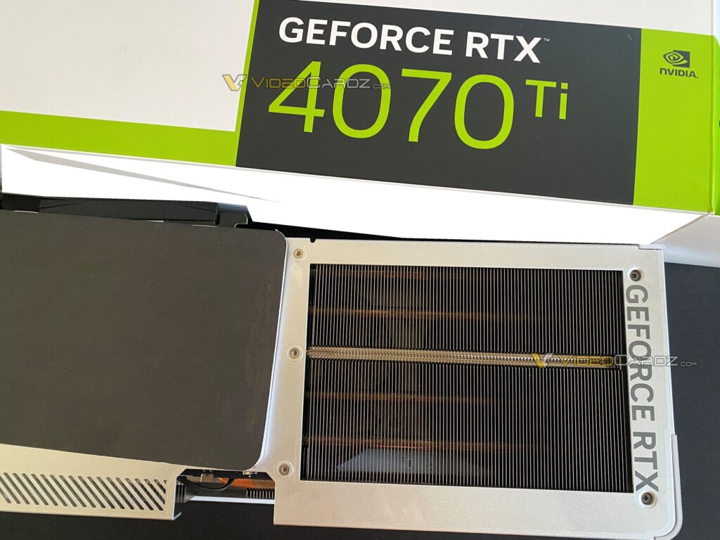 Obraz 2: Pokazano samą kartę graficzną Gigabyte GeForce RTX 4070 Ti Aero