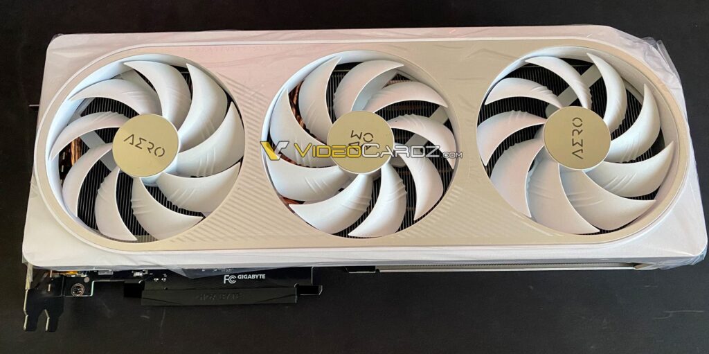 Zdjęcie 1: Pokazano samą kartę graficzną Gigabyte GeForce RTX 4070 Ti Aero