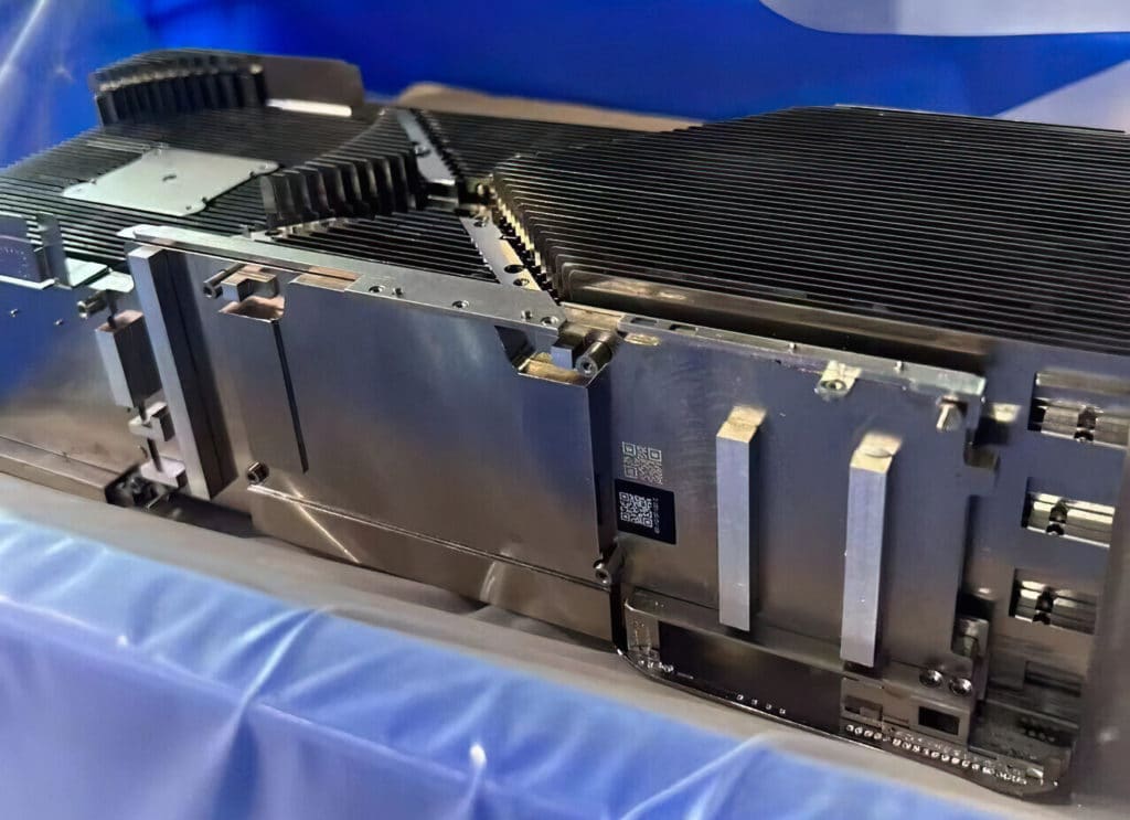 Image 1 : Une énorme GeForce RTX Titan en préparation ?