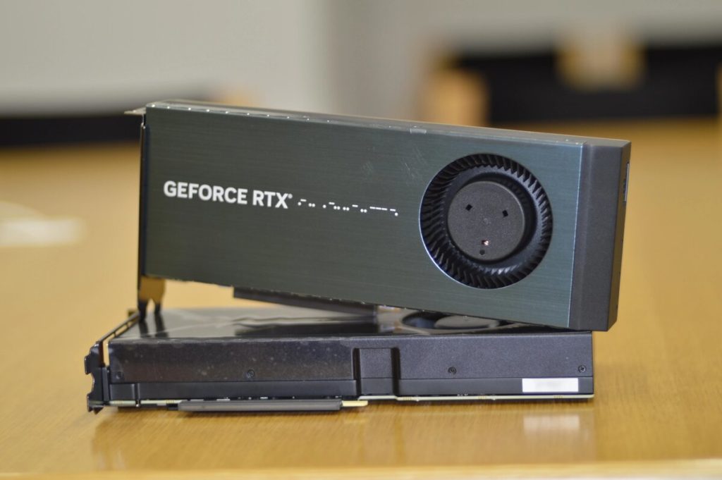 Image 1 : Une mystérieuse GeForce RTX 4090 blower testée
