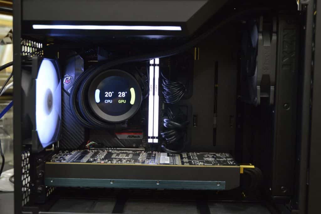 Image 2 : Une mystérieuse GeForce RTX 4090 blower testée