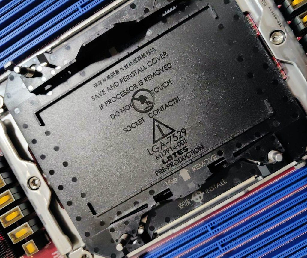 Image 2 : L'imposant socket LGA-7529 des processeurs Intel Sierra Forest photographié