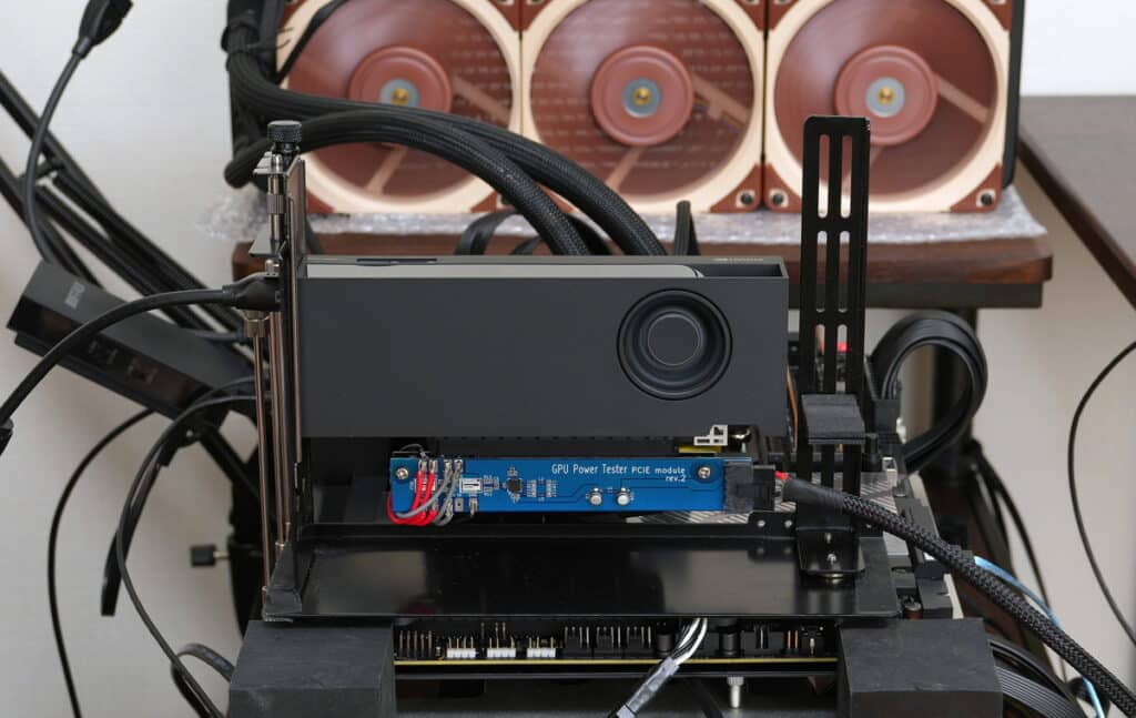 Image 1 : Dans les jeux, la RTX 4000 SFF à 70 W de TGP fait presque aussi bien que la GeForce RTX 3060 Ti