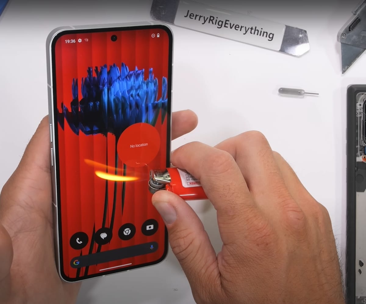 Test de durabilité du Nothing Phone (2) : test de chaleur avec application de la flamme d'un briquet sur l'écran