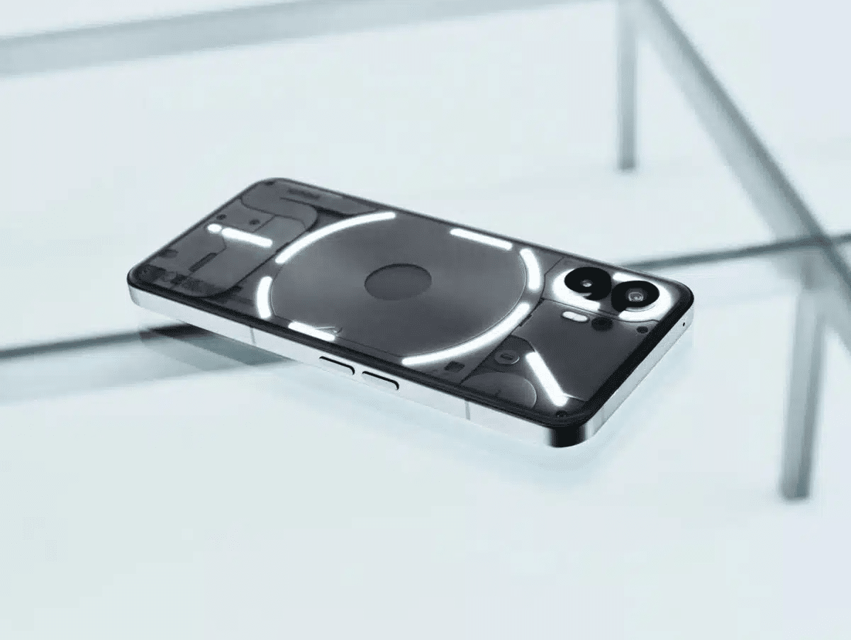 Nothing Phone (2) sur une table en verre
