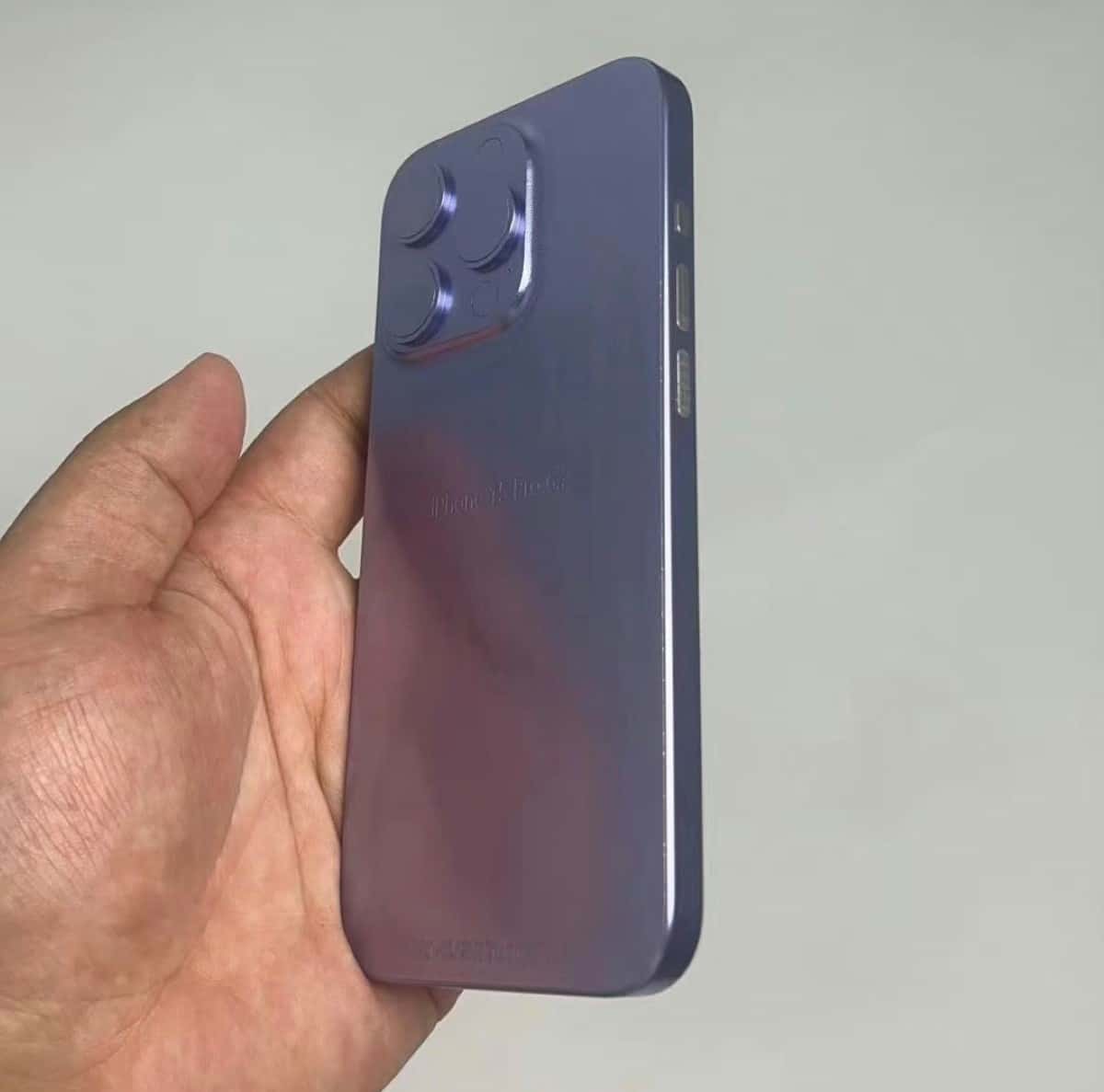 modèle factice iPhone 15 Pro vue arrière