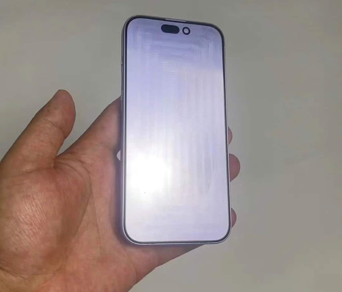 modèle factice iPhone 15 Pro dans la main