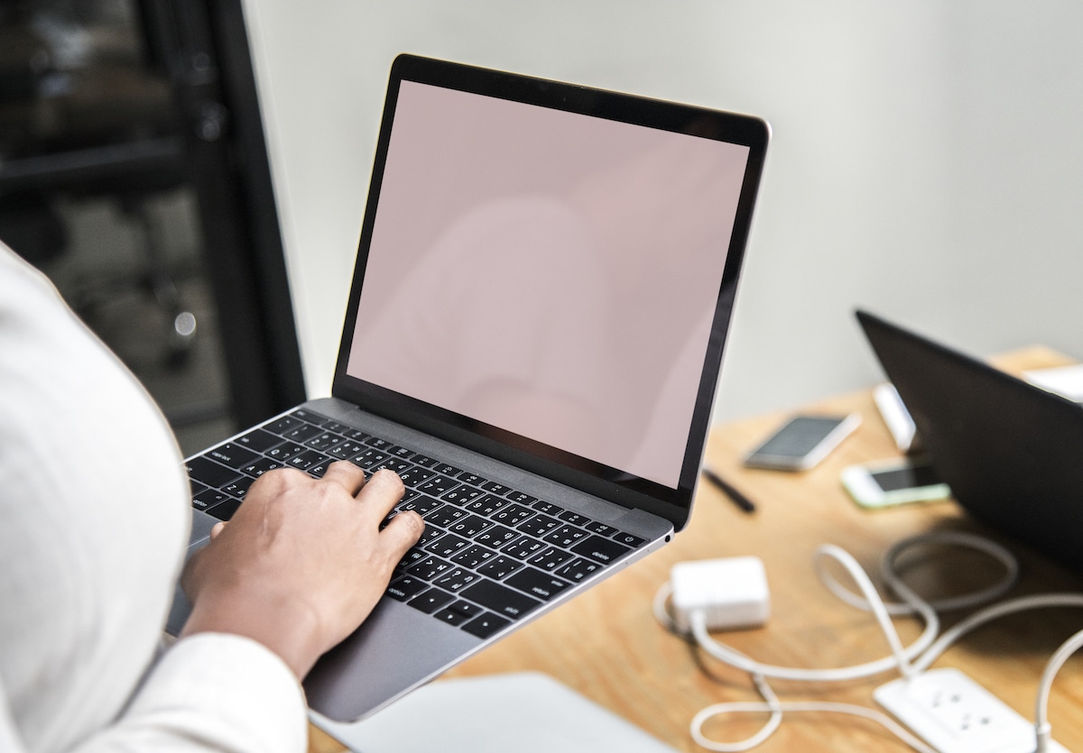 Une femme utilisant un ordinateur