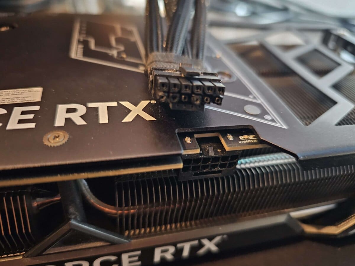 Złącze 12VHPWR w dalszym ciągu powoli topi GeForce RTX 40