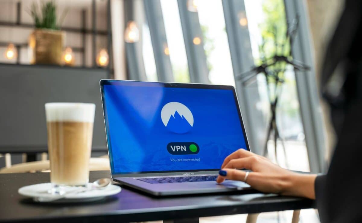 Personne utilisant un VPN sur son ordinateur portable