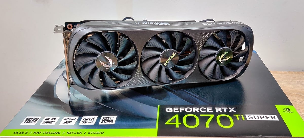 Zotac GeForce RTX 4070 Ti Super Trinity Black Edition carte sur box 2