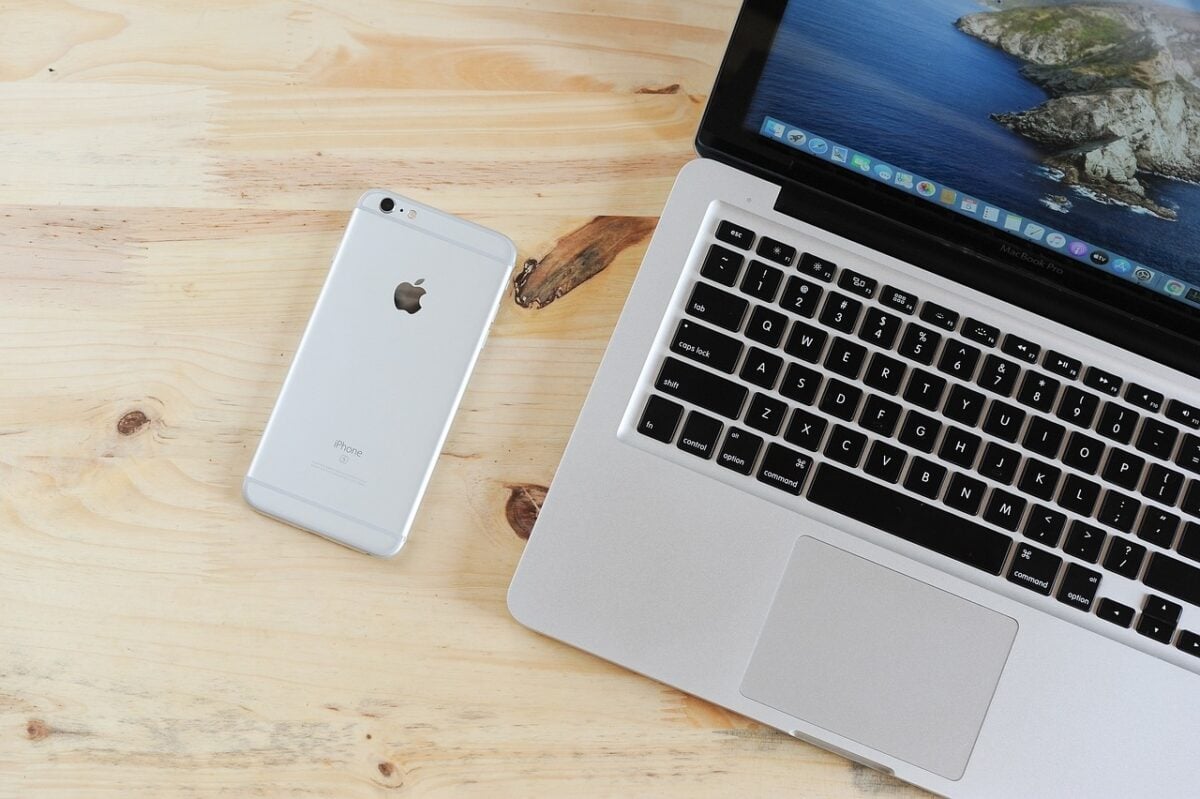 ordinateur portable mac avec iphone 8 posé à côté