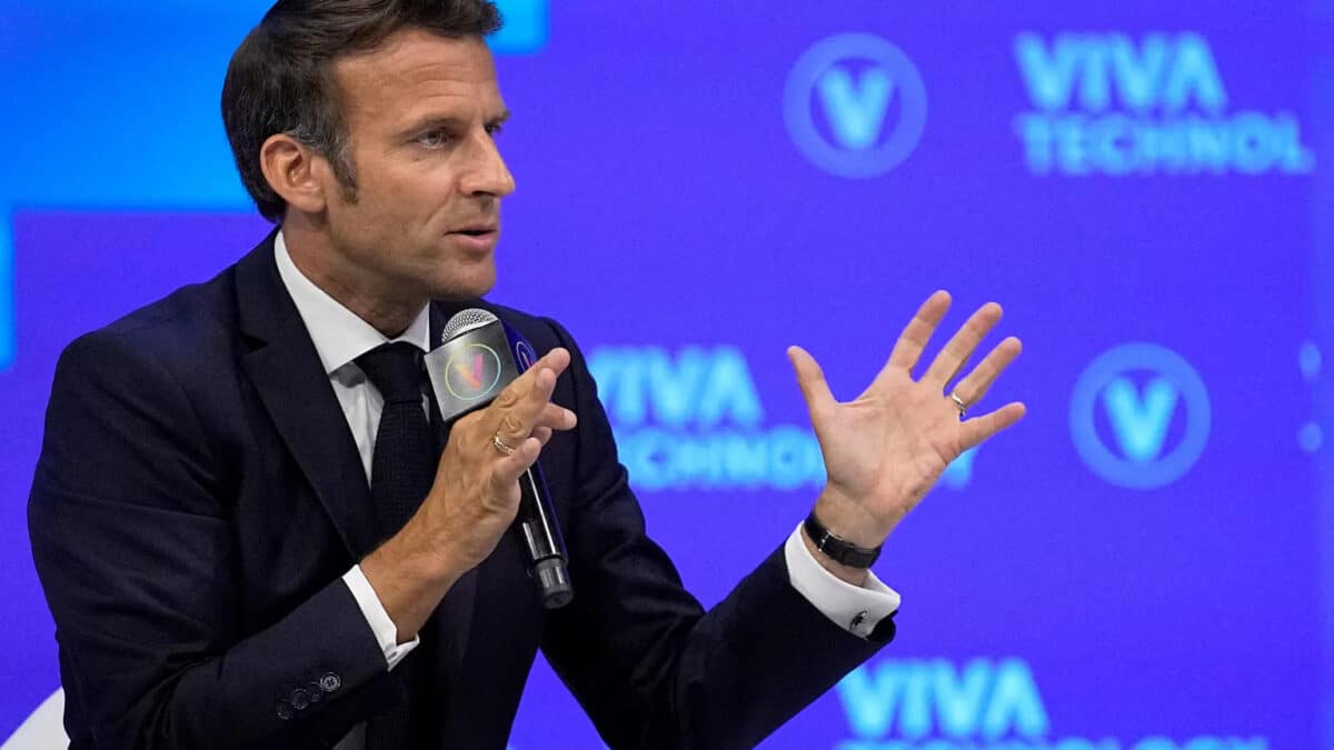 le president français souhaite des usines de semiconducteurs en europe