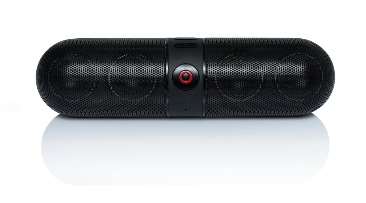 une enceinte bluetooth sur fond blanc