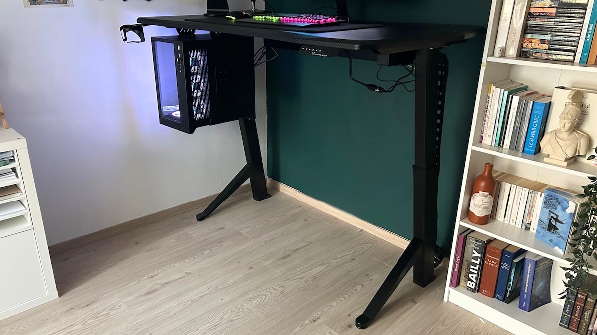 Image 10 : Test Ultimate Setup : c’est confirmé ce bureau assis/debout est aussi confortable pour le gaming que pour le travail