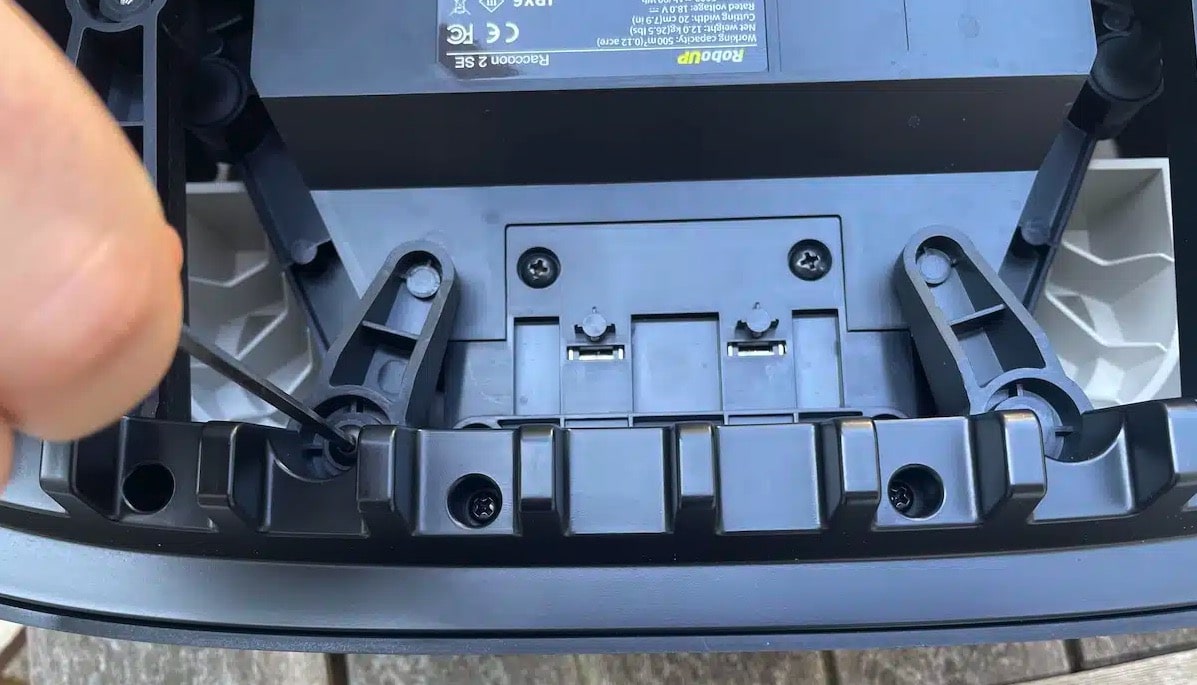 Image 4 : Test Raccoon 2 SE de RoboUp : un robot tondeuse à moins de 500€ parfait pour les petits jardins