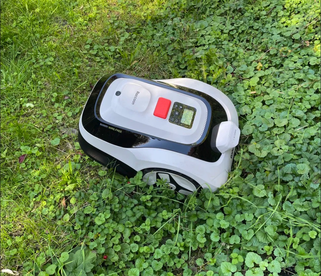 Image 9 : Test Raccoon 2 SE de RoboUp : un robot tondeuse à moins de 500€ parfait pour les petits jardins